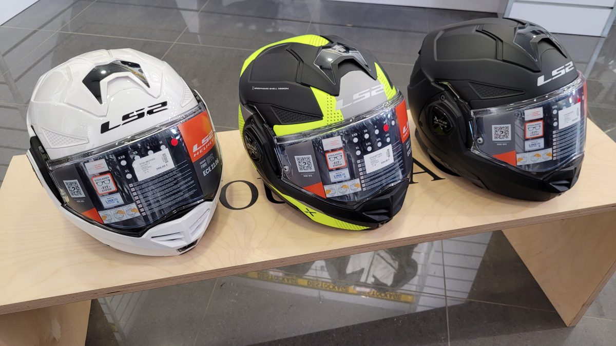casques de moto en boutique