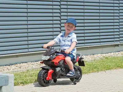 Initier son enfant à la conduite Focus sur la moto électrique pour les petits