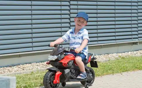 Initier son enfant à la conduite Focus sur la moto électrique pour les petits