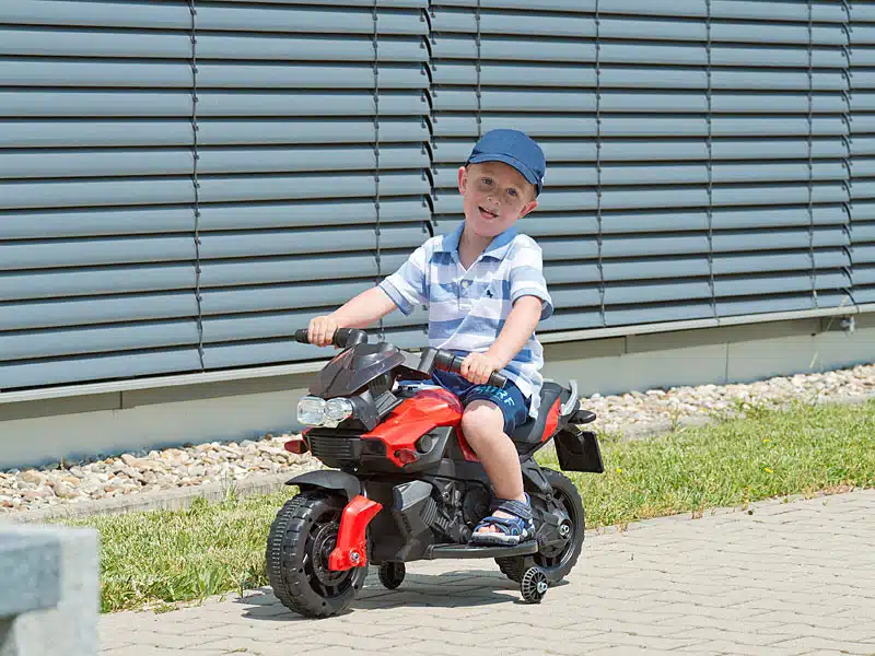 Initier son enfant à la conduite Focus sur la moto électrique pour les petits