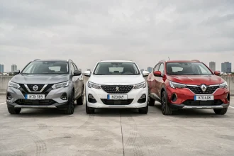 Comparaison de taille entre le Nissan Qashqai, le Peugeot 3008 et le Renault Captur dans un parking de concession