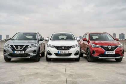 Comparaison de taille entre le Nissan Qashqai, le Peugeot 3008 et le Renault Captur dans un parking de concession
