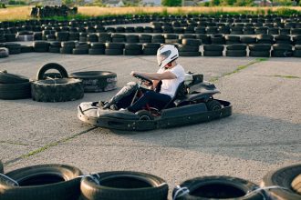 Karting en France : comment choisir son casque sans se tromper sur la norme ni sur le budget ?