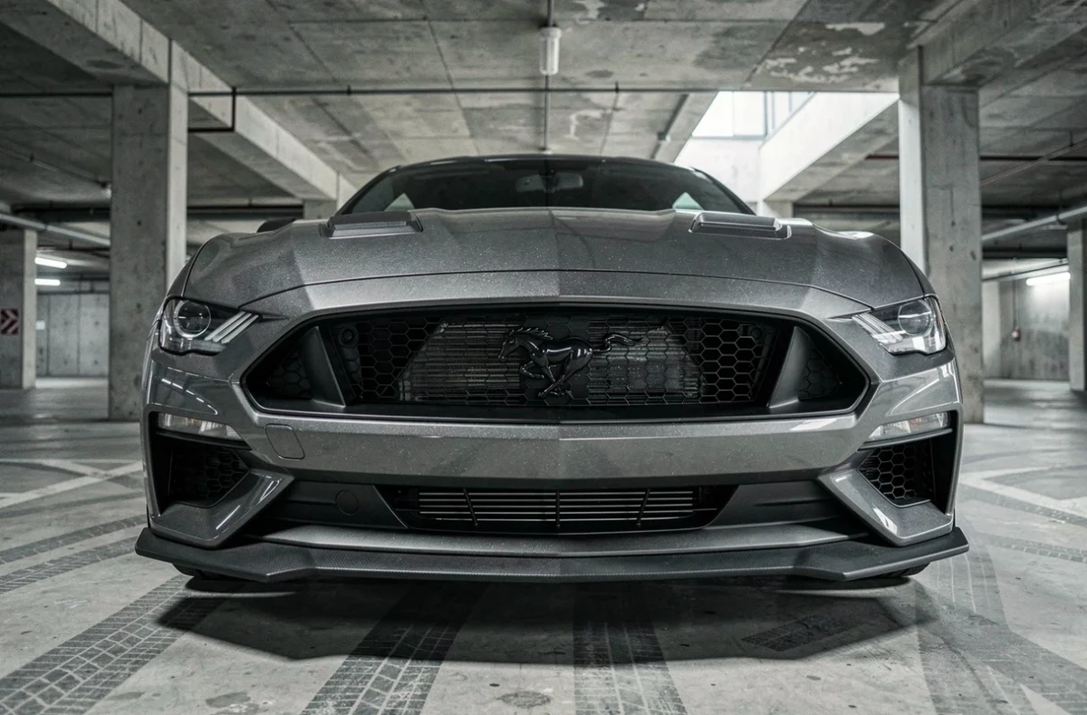 Logo moderne de la Ford Mustang Dark Horse sur calandre, vue trois quarts dans un parking urbain contemporain
