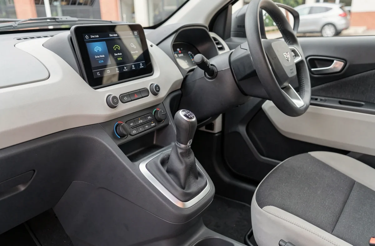 Sélecteur de vitesse et tableau de bord intérieur d'une voiture sans permis électrique moderne